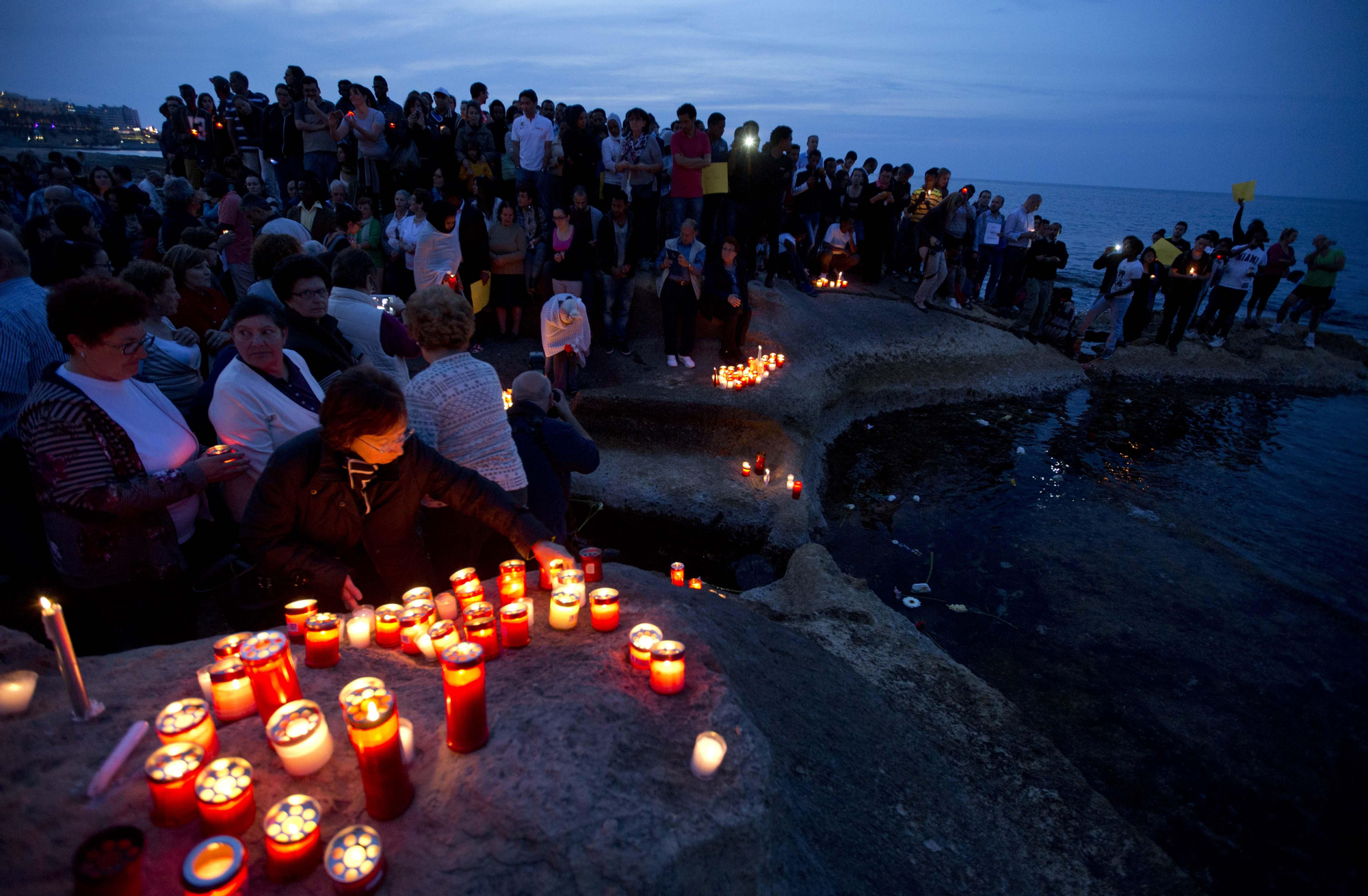 Decenas de personas ponen velas durante una vigilia a la luz de las velas en Sliema, en las afueras de la Valeta, Malta, el miércoles, 22 de abril de 2015/ AP Photo- Alessandra Tarantino