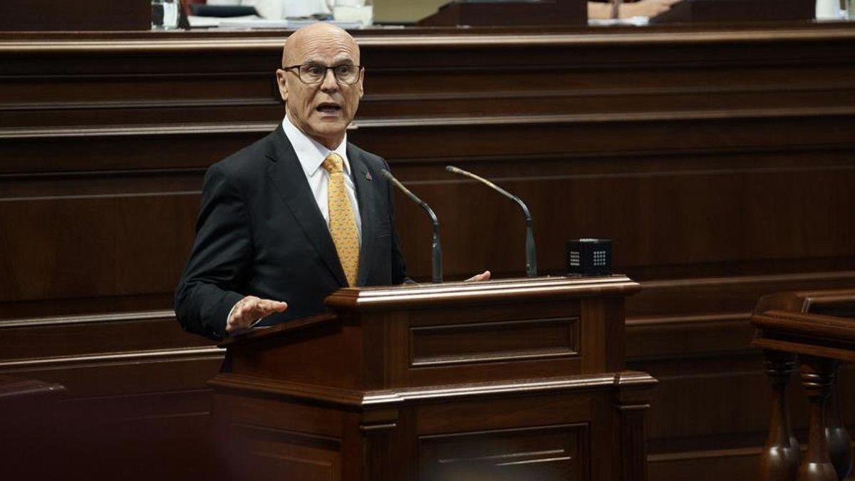 El Diputado del Común, Rafael Yanes, expone al Parlamento de Canarias su informe durante el último pleno de la legislatura.
