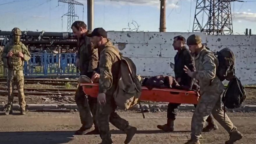 Imagen tomada de un video facilitado por el ministerio de Defesa ruso que muestra a varios soldados ucranianos trasladando a un camarada herido, tras ser evacuado de la acería de Azovstal en Mariúpol, Ucrania. EFE/EPA/RUSSIAN DEFENCE MINISTRY PRESS SERVICE HANDOUT