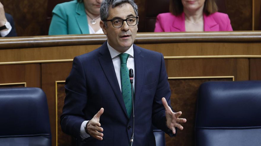 El ministro de Justicia, Presidencia y Relaciones con las Cortes, Félix Bolaños, interviene durante la sesión de control al Gobierno que se celebra este miércoles en el Congreso. EFE/ Javier Lizon