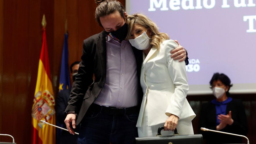 MADRID, 31/03/2021.- El vicepresidente del Gobierno y ministro de Asuntos Sociales y Agenda 2030 saliente Pablo Iglesias (i) abraza a la nueva vicepresidenta tercera y ministra de Trabajo y Economía social, Yolanda Díaz (d), durante el traspaso de cartera a la nueva ministra de Derechos Sociales y Agenda 2030, Ione Belarra (no fotografiada).