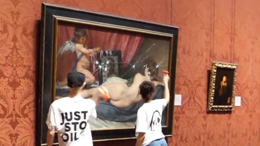 Activistas climáticos rompen a martillazos en Londres el cristal de 'La Venus del espejo', de Velázquez
