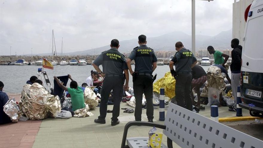 Rescatados en Melilla 24 inmigrantes tras el naufragio de una patera