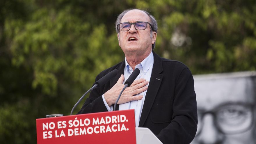 El candidato del PSOE a la Presidencia de la Comunidad de Madrid, Ángel Gabilondo, durante un acto del partido en el barrio de Aluche