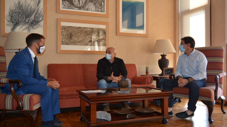 Mariano H, Zapata, presidente del Cabildo de La Palma; Manuel Nogales, responsable del  Consejo  Superior de Investigaciones Científicas (CSIC) en Canarias; y José Adrián Hernández, vicepresidente del Cabildo y consejero de Agricultura, Ganadería y Pesca.