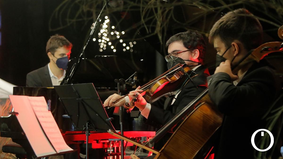 Desfile de la nueva colección de Hugo Clavelina