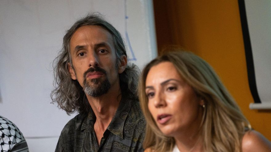 Archivo - Los activistas Juan Bordera, y Rosa de Falastin, durante una rueda de prensa, en el Jardí Botànic de la Universitat de València, a 25 de agosto de 2025, en Valencia, Comunidad Valenciana (España).