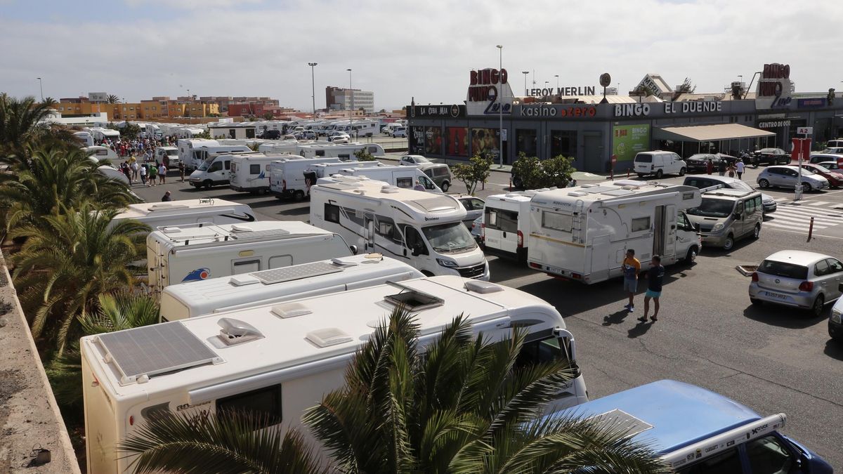 Los autocaravanistas dan un paseo de Telde a Mogán para reivindicar sus derechos