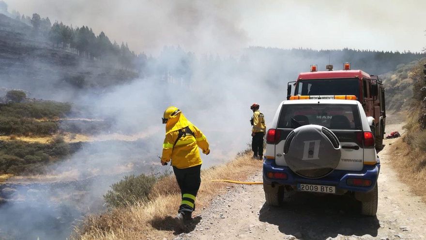 Equipos trabajando en la extinción del incendio en Gran Canaria.