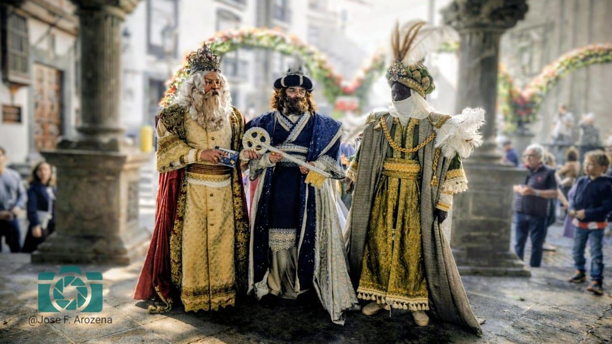 Sus Majestades recibierion la 'Llave de la Ciudad' que les permitirá, en esta noche mágica, entrar en todos los hogares de Santa Cruz de La Palma para repartir los regalos a los niños y niñas.