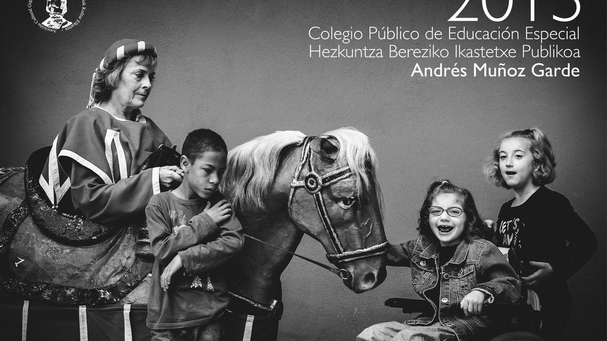 El centro de educación especial Muñoz Garde edita un calendario con la Comparsa de Gigantes de Pamplona