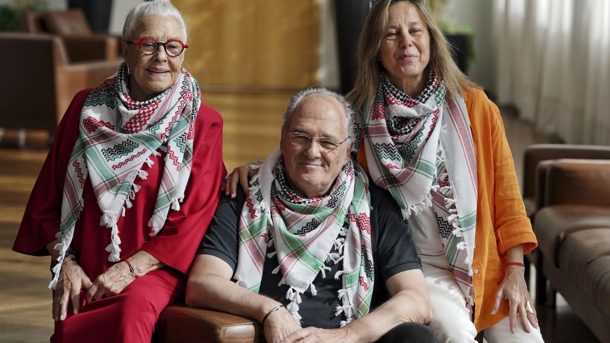 Las actrices Lola Herrera (i), y Natalia Dicenta (d), junto al actor Carlos Olalla, presentan este viernes la obra "Camino a la Meca" , que se representará en el Teatro Calderón de Valladolid.