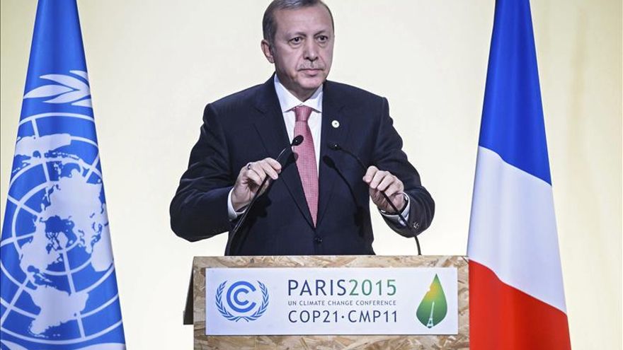 Erdogan promete dimitir si se demuestra que Turquía compra petróleo a Dáesh