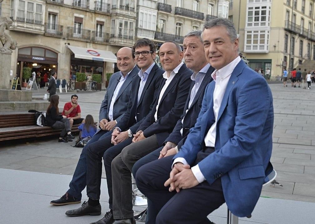 2015. Elecciones municipales y forales. En Vitoria con Gorka Urtaran y Ramiro González.