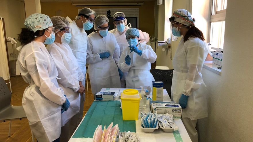Dos médicos de urgencia y una enfermera del Hospital San Pedro de Alcántara de Cáceres ya han sido vacunados