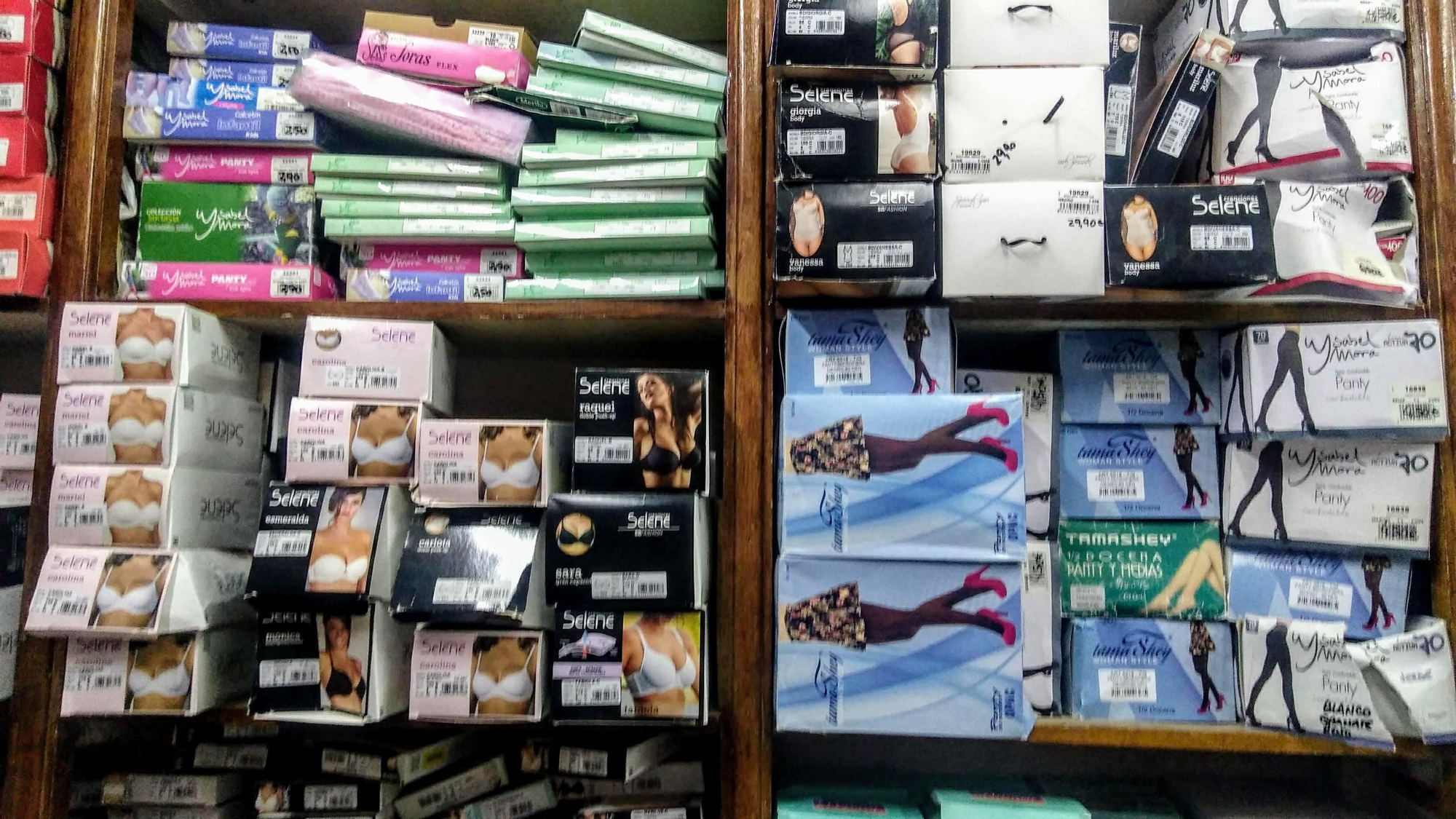 Estantes de suelo a techo repletos de género en La Pequeñita | SOMOS MALASAÑA