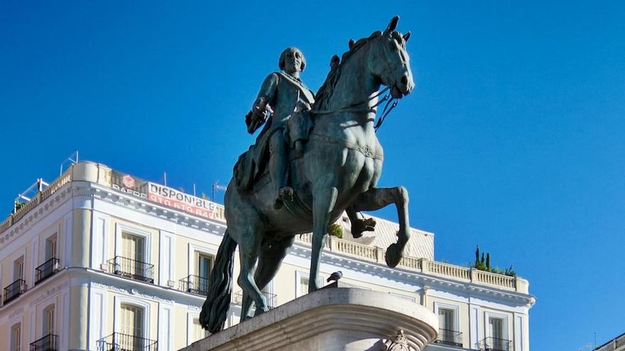 Cuando miles de madrileños votaron para colocar a Carlos III en la Puerta del Sol (y guardaron sus mensajes dentro)