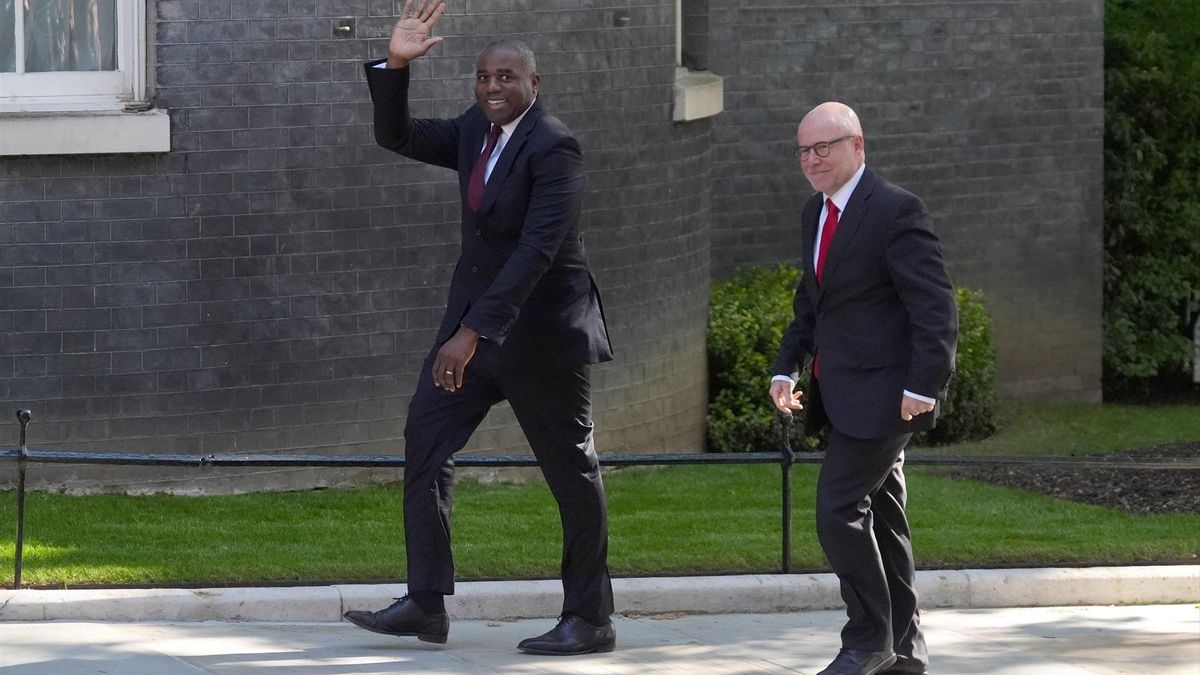 El viceprimer ministro británico, David Lammy, y el fiscal general, Richard Hermer, a su llegada a la reunión de gabinete en Downing Street, este martes.
