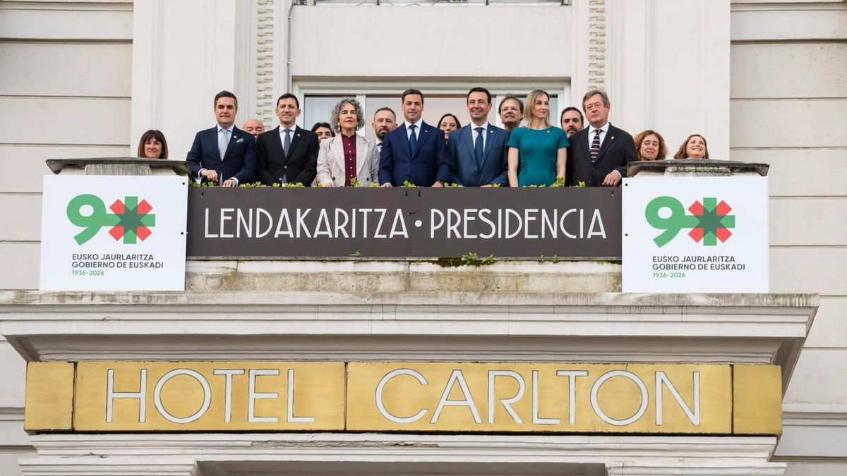 El Consejo de Gobierno, en el balcón del Carlton