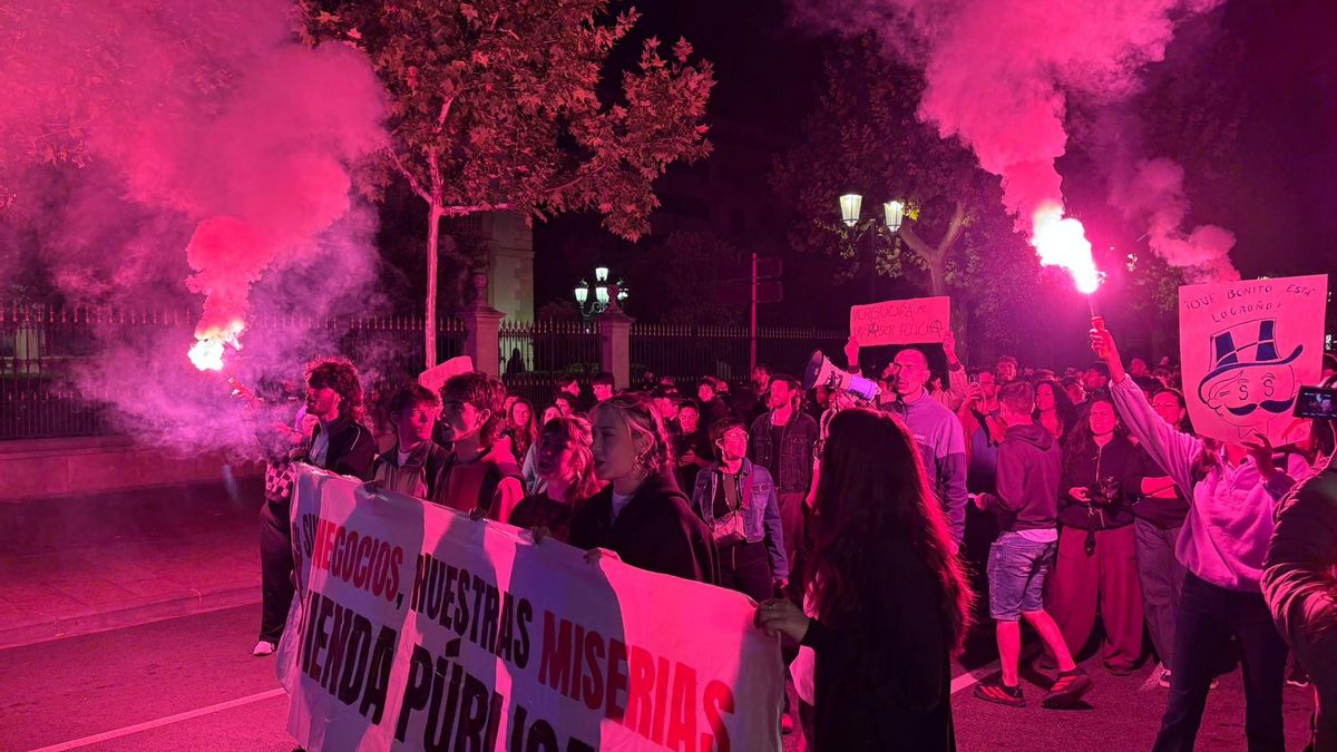 Manifestación por el derecho a la vivienda en Logroño a su llegada la Palacio del Gobierno de La Rioja