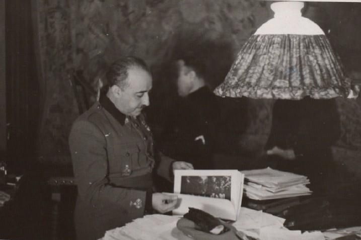 Franco, en su despacho del Cuartel General, minutos antes de pronunciar un discurso por el aniversario de la muerte de Primo de Rivera. Burgos, 20 de noviembre de 1938.