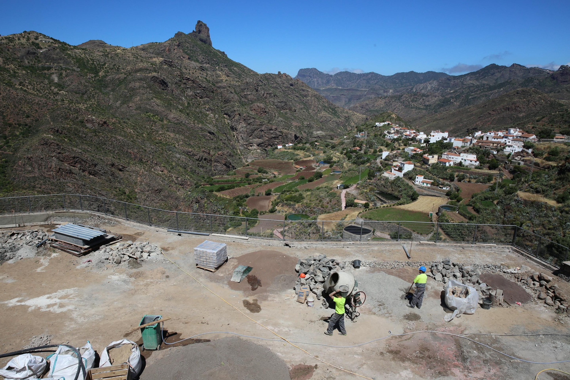 Mirador junto a la zona de aparcamientos que se está construyendo en Tejeda. (Alejandro Ramos).