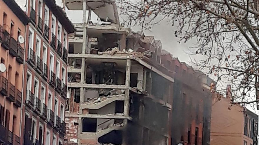Al menos tres personas han muerto tras la explosión que ha provocado el derrumbe de parte de un edificio de seis plantas en la calle Toledo, en el centro de Madrid, en torno a las tres de la tarde de este miércoles. EFE/Noelia López