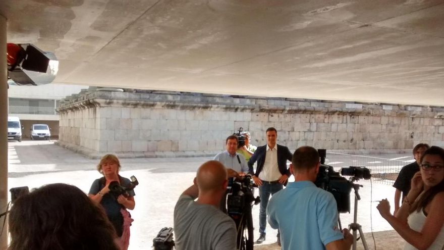 Cámaras y periodistas cubren la visita reciente de Pedro Sánchez a Extremadura