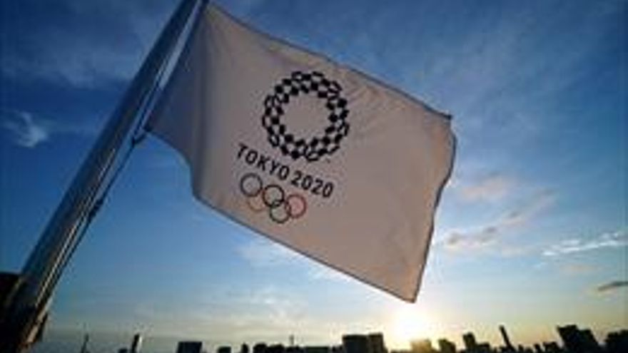 La bandera olímpica de Tokio 2020 un día antes de la ceremonia de apertura de los Juegos Olímpicos.