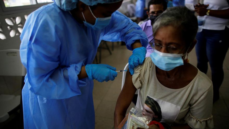 Personal médico coloca la tercera dosis con la vacuna Pfizer en el centro de salud de El Chorrillo en Ciudad de Panamá.