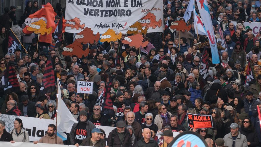 Manifestación contra el proyecto de Altri convocada por Ulloa Viva, Mina Touro-O Pino Non y PDRA, a 14 de diciembre de 2025, en Santiago de Compostela, A Coruña, Galicia (España).