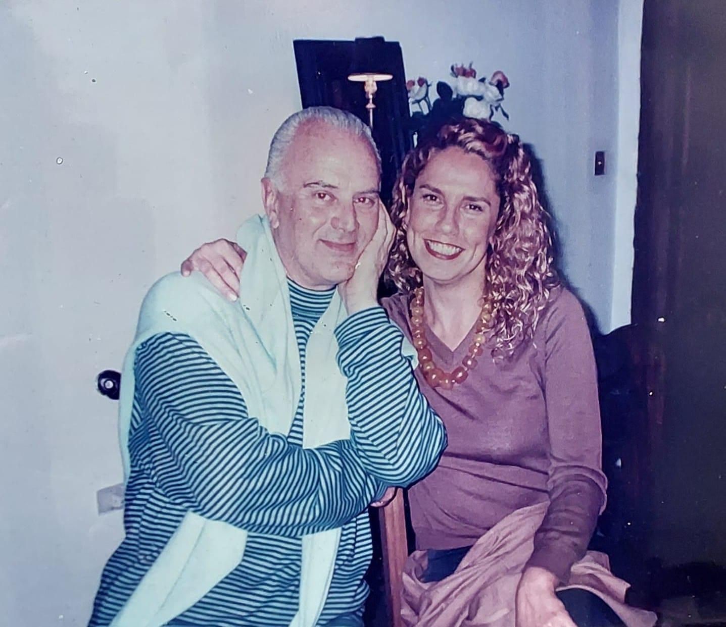 Ana Cabrera Lugo en una foto con Manolo Blahnik.