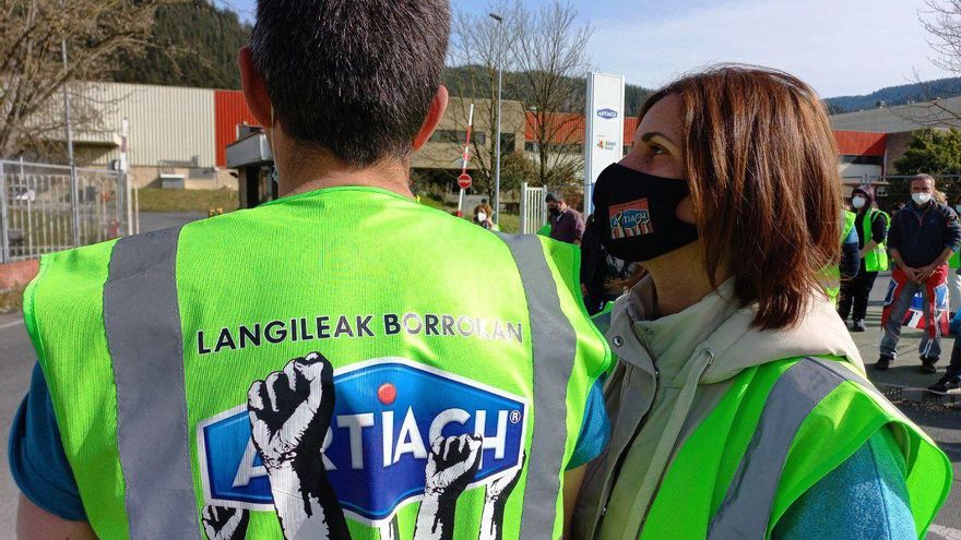 Josune Pérez y Andrés Larrinaga durante la huelga de Artiach