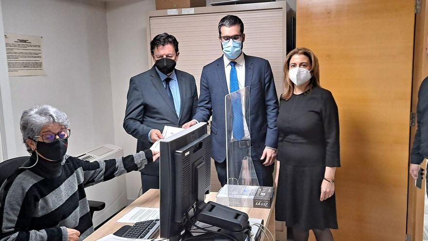 Los diputados del PSOE, Francisco Lucas, y de Cs, Juan José Molina, presentan la moción en el Registro de la Asamblea