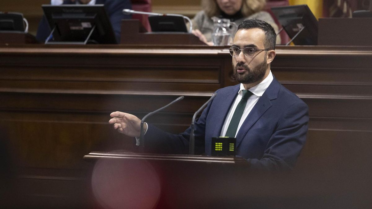 El diputado del grupo Mixto, Raúl Acosta, durante su intervención en el debate de la nacionalidad que se celebra en el Parlamento de Canarias.