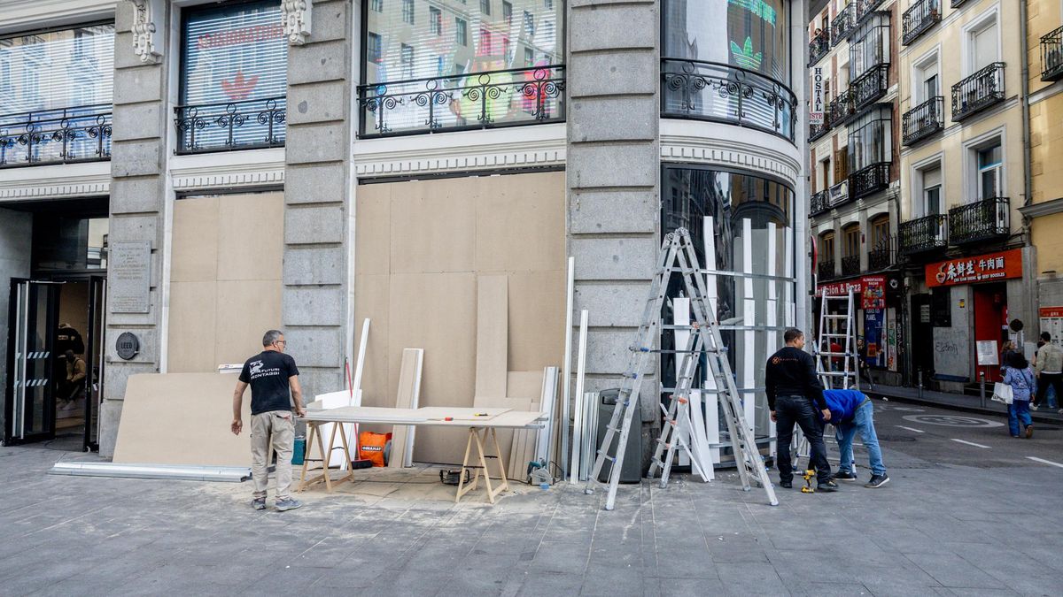 Algunos comercios del centro de Madrid tapian sus escaparates ante las amenazas de Blocus por Halloween