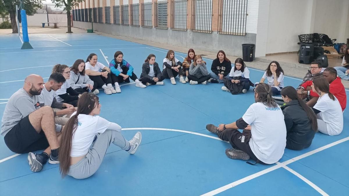 Actividad de La Espiral Educativa con chavales en un instituto.