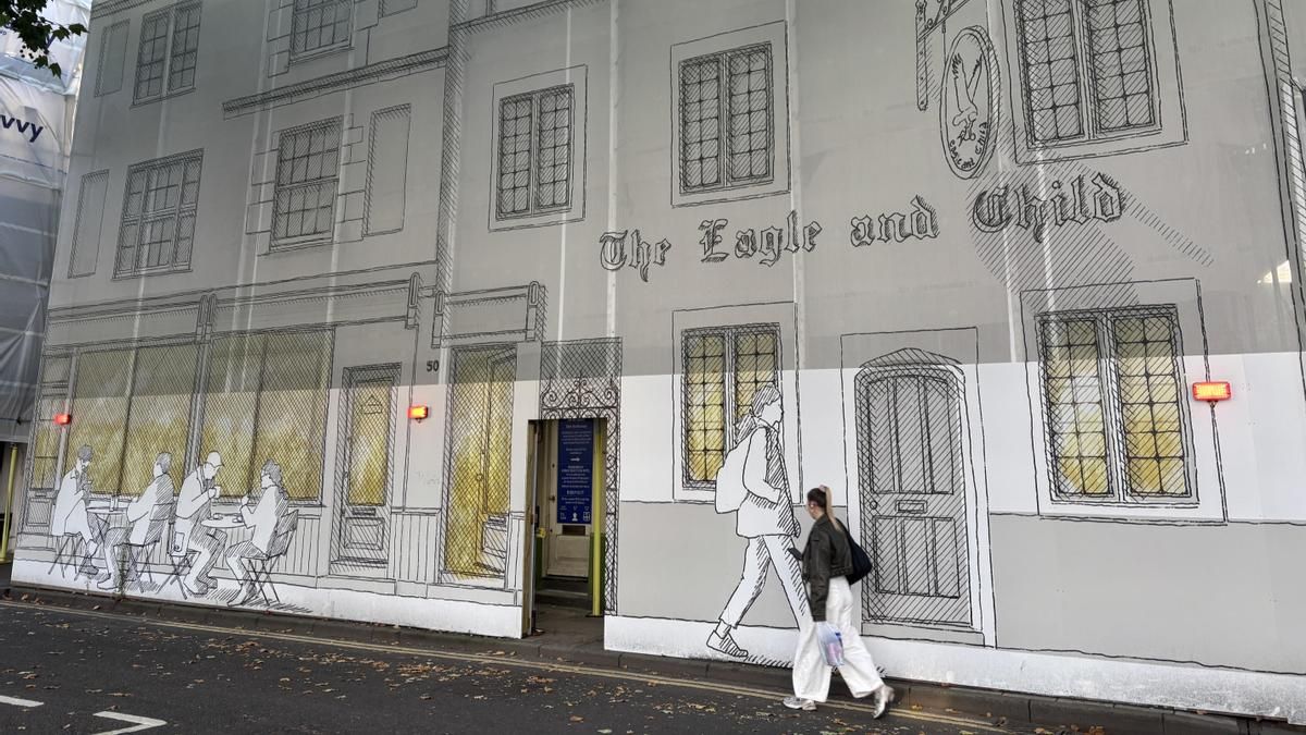 El pub The Eagle and Child, cubierto con una tela para las obras, en Oxford, este septiembre.