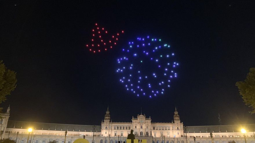 Imagen del espectáculo con drones sobre la Plaza de España.