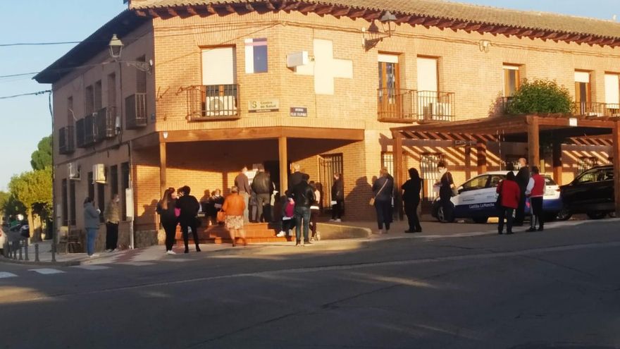 Usuarios del centro de salud de Yunquera de Henares haciendo cola para el centro de salud