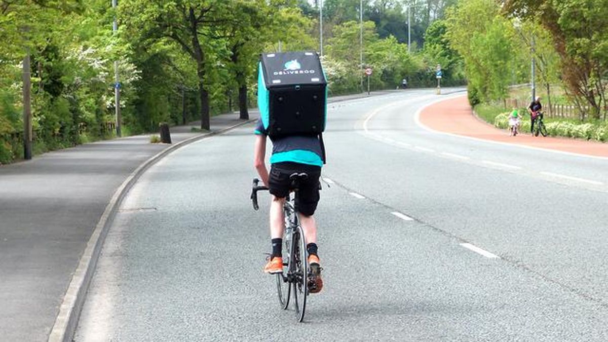 Imagen de archivo de un repartidor de Deliveroo.