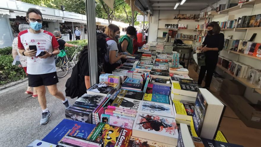 Uno de los estantes de la Fira del Llibre 2021 en València.