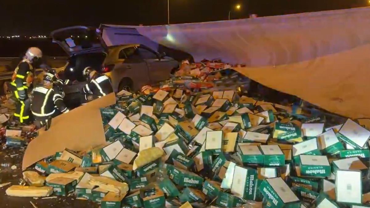 Un camión que transportaba miles de latas de Mahou vuelca en la M-50 a la altura de Getafe