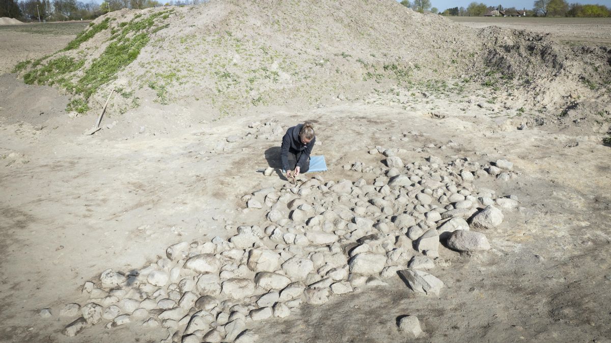 La imagen muestra un pavimento de piedra utilizado en relación con la producción textil.