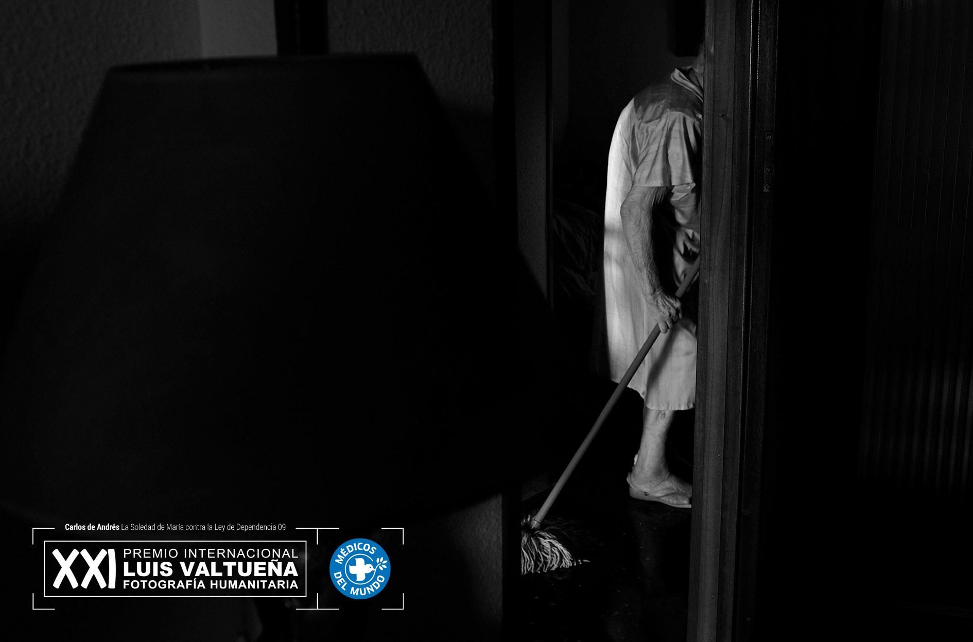 María fregando el suelo. Foto: Carlos de Andrés. Ganador del XXI Premio Internacional de Fotografía Humanitaria Luis Valtueña de Médicos del Mundo. 2017-2018