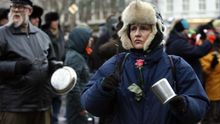 Una mujer se manifiesta frente al Parlamento islandés en Reykjavik en junio de 2009.