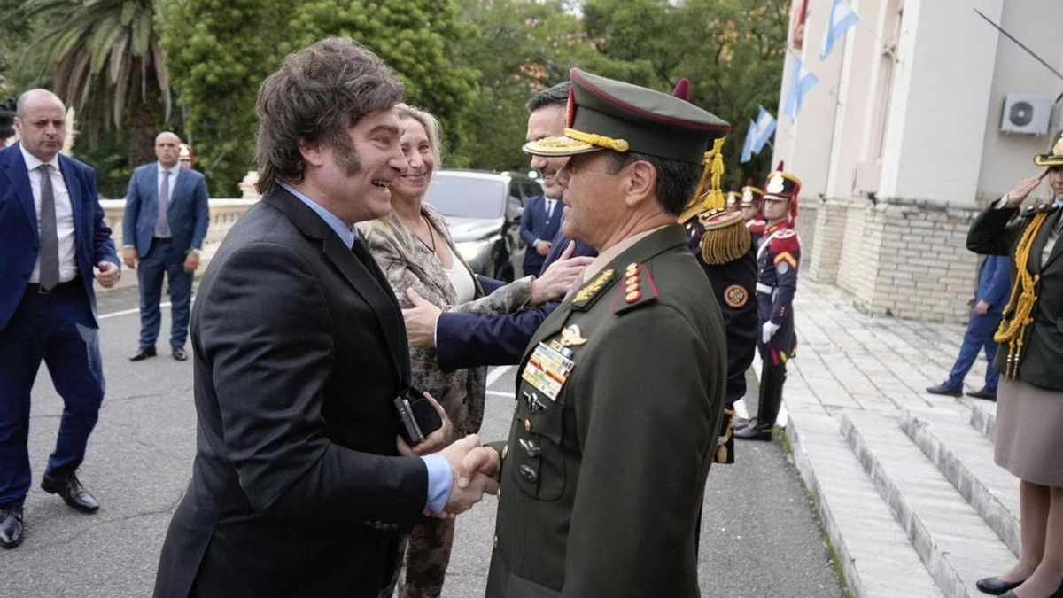 Javier Milei y el ministro de Defensa, el militar Carlos Presti, quien tendrá más poder sobre las Fuerzas Armadas.