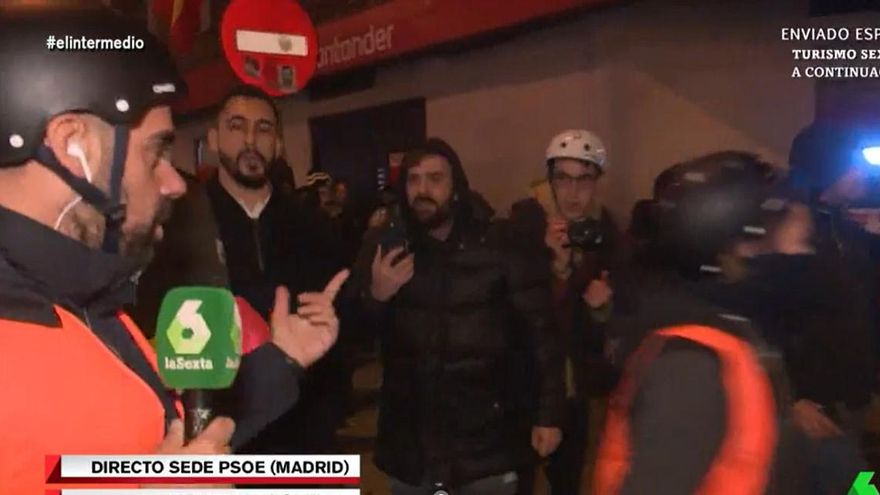 La aplaudida respuesta del reportero de 'El Intermedio' tras ser insultado por segunda noche seguida en Ferraz