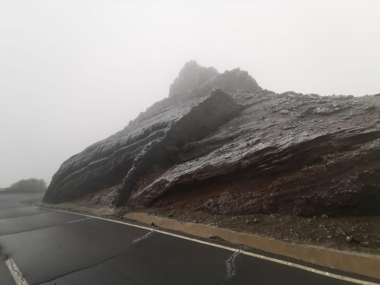 Fina capa de hielo en el entorno de la carretera de acceso al Roque de Los Muchachos, este viernes.