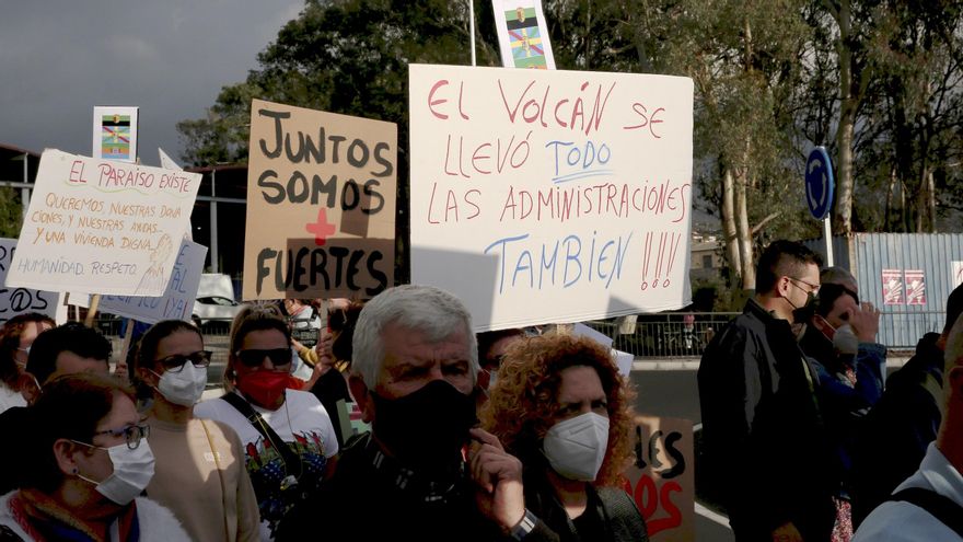 Manifestación de personas damnificadas por el volcán de La Palma. (ALEJANDRO RAMOS)